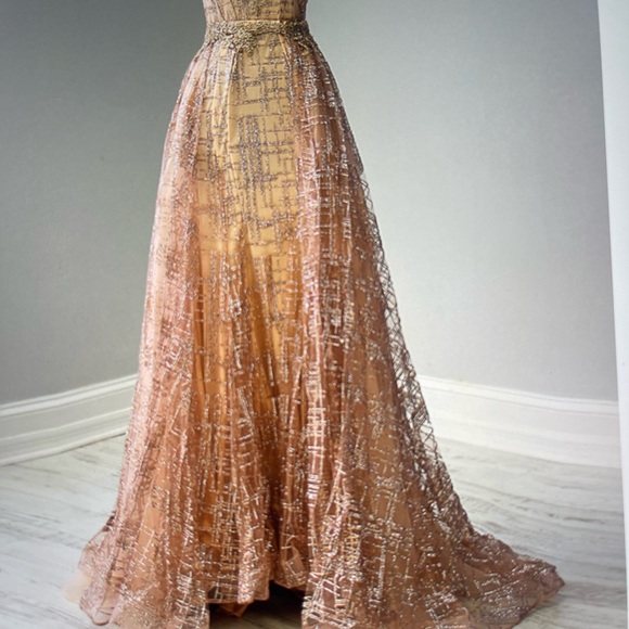 Gown with train daughter use train as cape - Picture 2 of 3